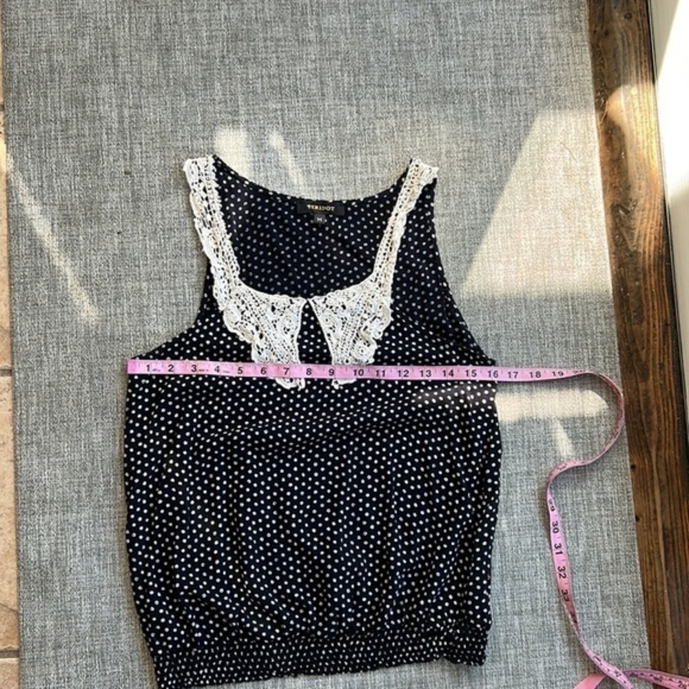 Peridot sleeveless, crochet, overlay top - Picture 9 of 10